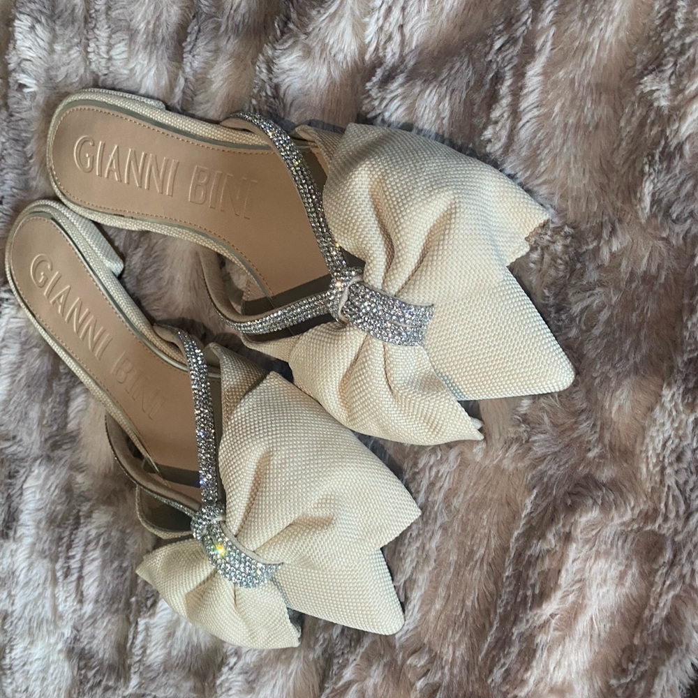 Size 7.5 , great material and leather,I never use, light cream color, beautiful!